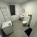 Big House I 15 Beds I 8 Sleeping I Parking شقة