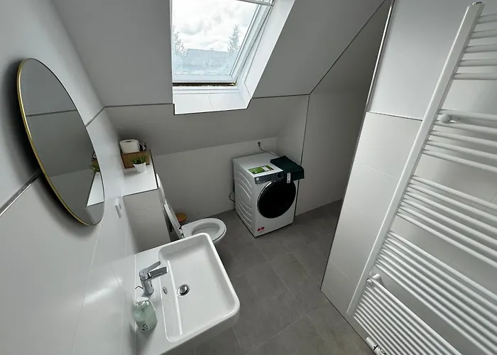 Big House I 15 Beds I 8 Sleeping I Parking *