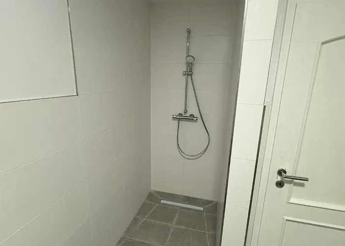 Big House I 15 Beds I 8 Sleeping I Parking Lägenhet *